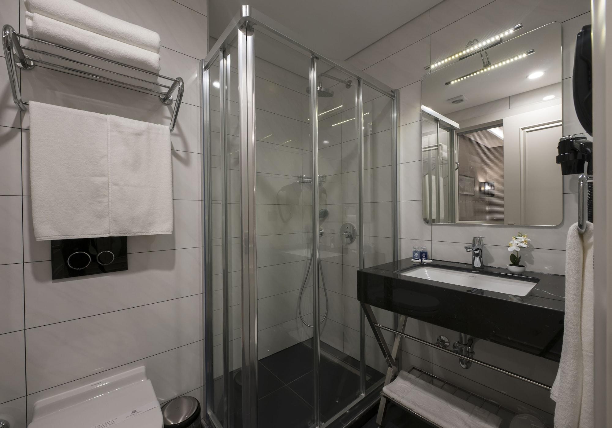 Le Petit Palace - Special Category Hotel